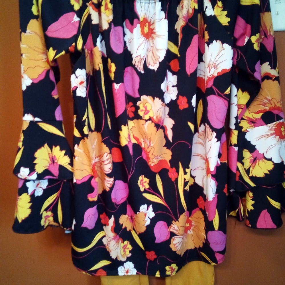 Nwot boutique retro bell sleeve top with matching